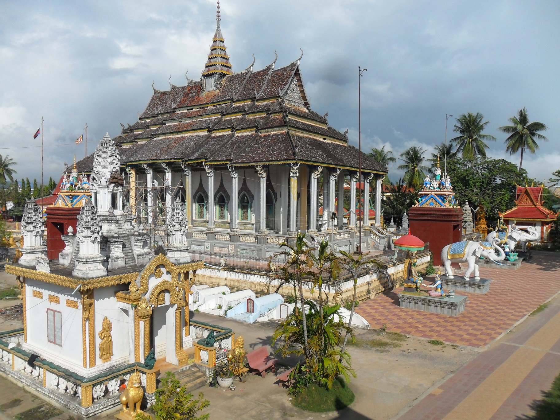 https://mdw-travel-data-us-east-1.s3.amazonaws.com/img/country/Cambodia/Dambang-Vuon-Village/img_03.jpg