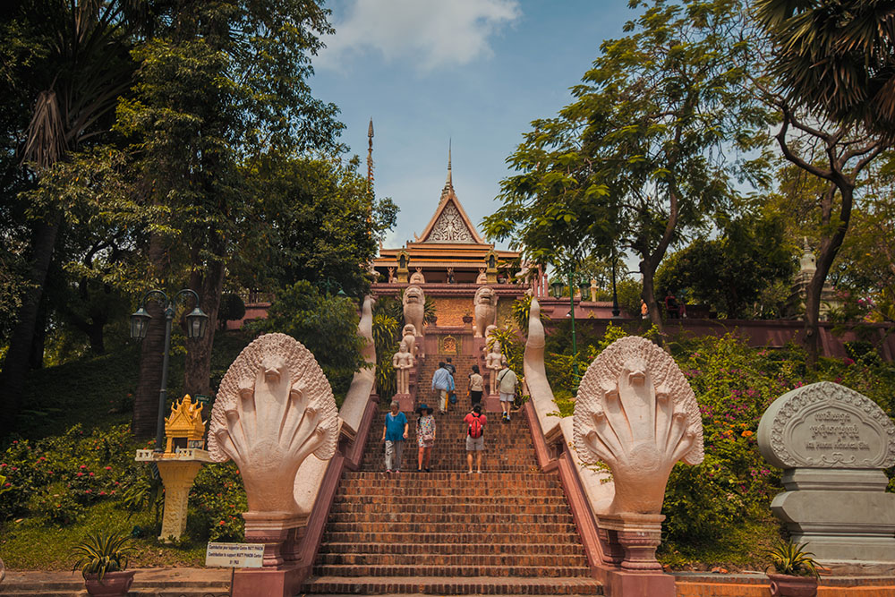 https://mdw-travel-data-us-east-1.s3.amazonaws.com/img/country/Cambodia/Ek-Phnom/img_01.jpg