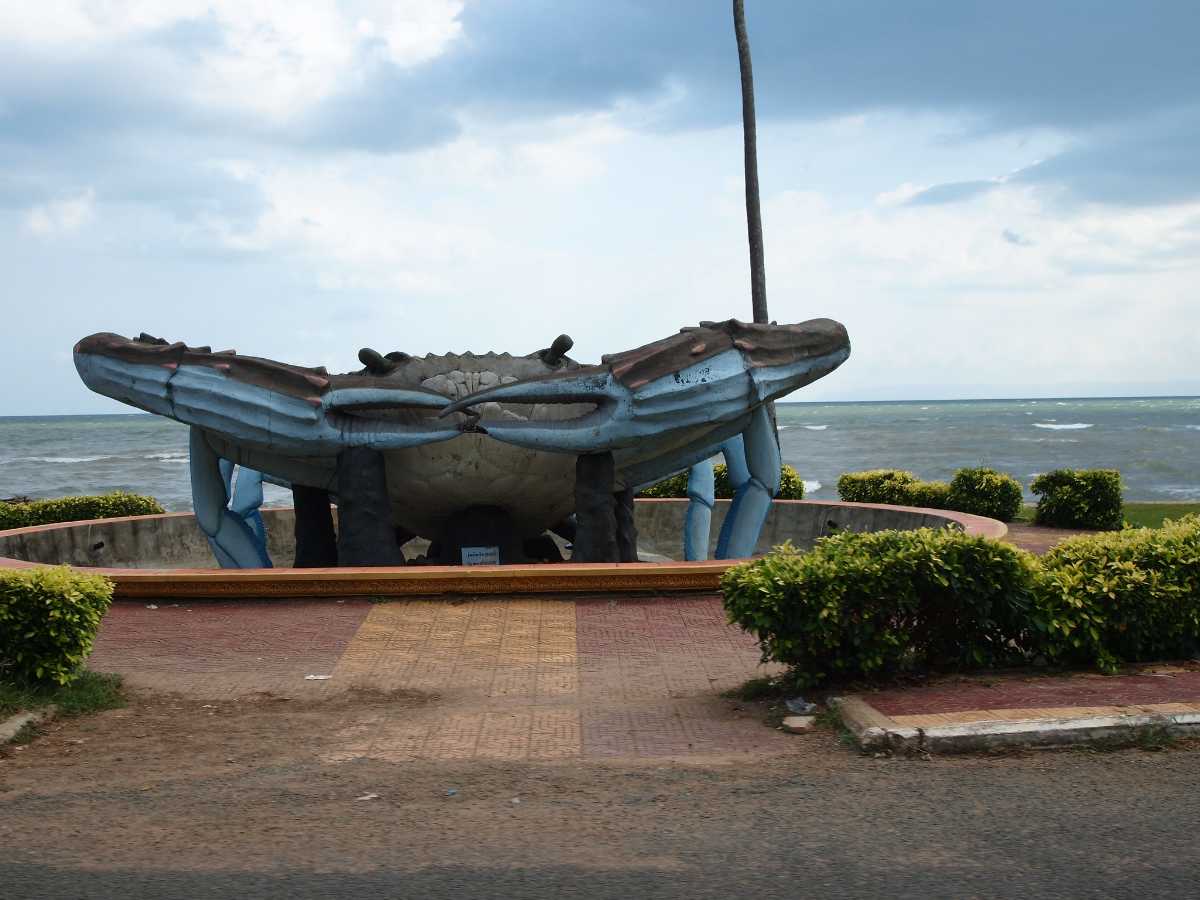 https://mdw-travel-data-us-east-1.s3.amazonaws.com/img/country/Cambodia/Fried-Crab-Monument/img_00.jpg