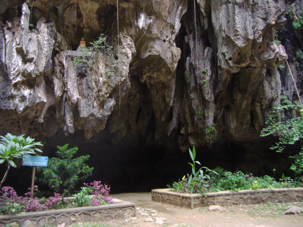 https://mdw-travel-data-us-east-1.s3.amazonaws.com/img/country/Cambodia/Kampong-Trach-Caves/img_01.jpg