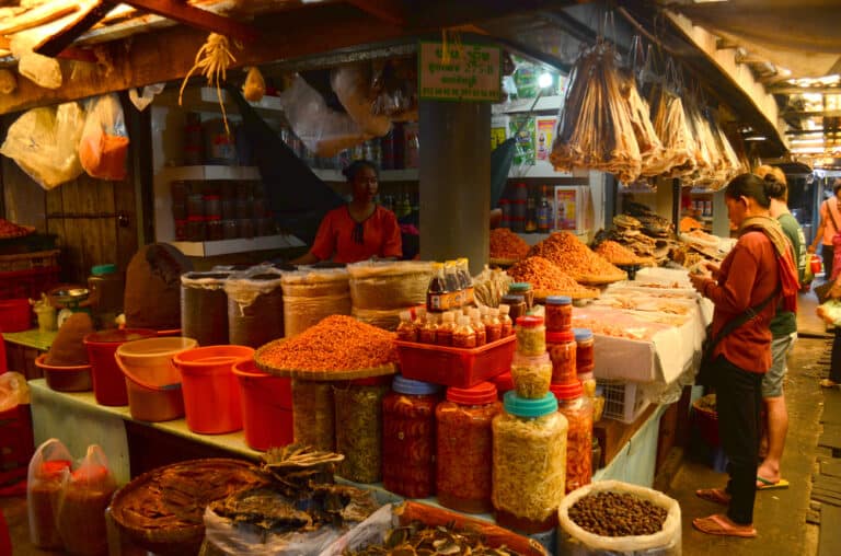 https://mdw-travel-data-us-east-1.s3.amazonaws.com/img/country/Cambodia/Kampot-Market/img_01.jpg