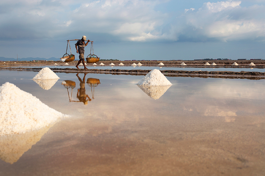 https://mdw-travel-data-us-east-1.s3.amazonaws.com/img/country/Cambodia/Kampot-Salt-Fields/img_05.jpg