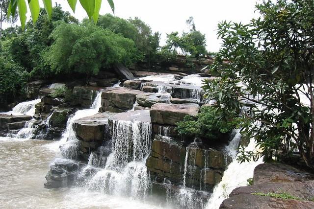 https://mdw-travel-data-us-east-1.s3.amazonaws.com/img/country/Cambodia/Kbal-Chhay-Waterfalls/img_03.jpg