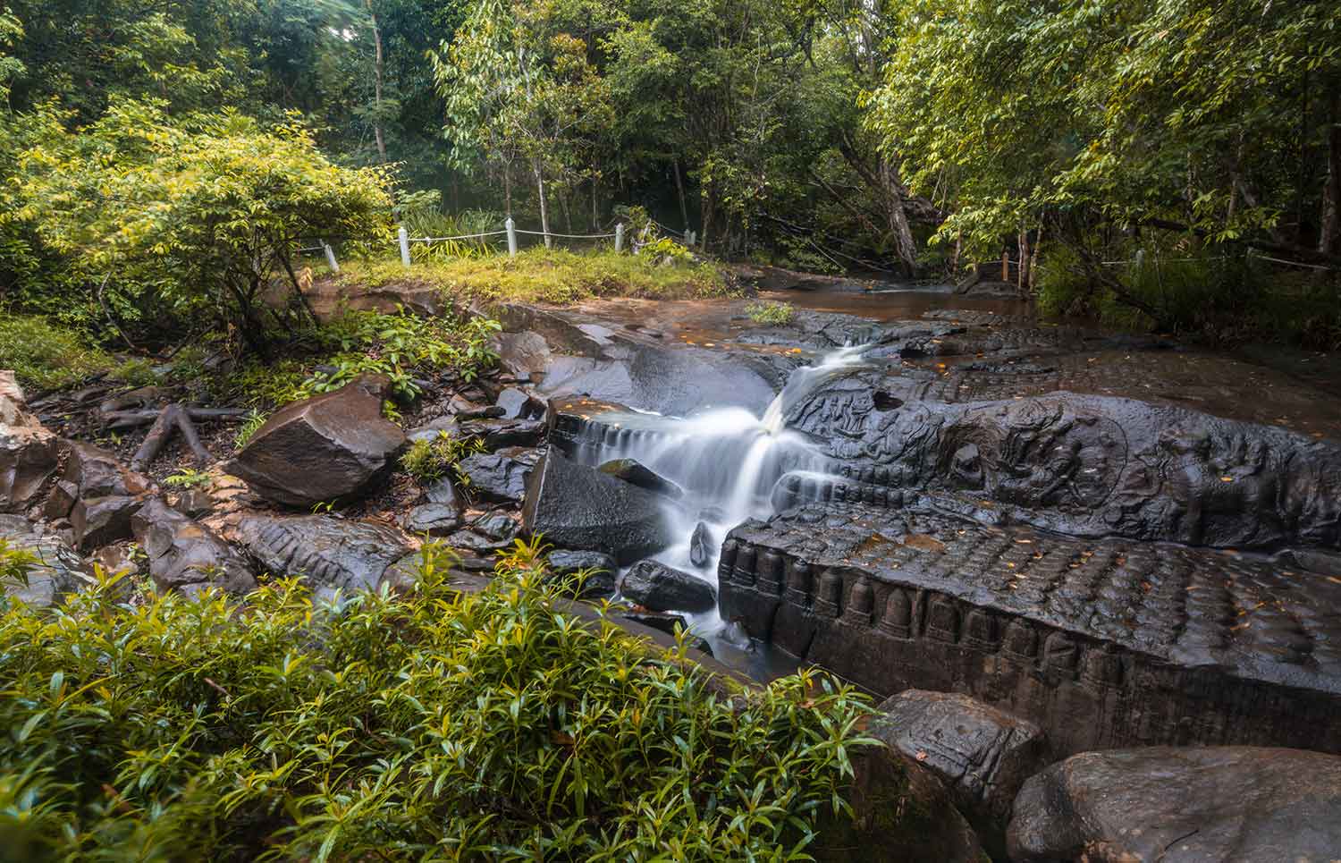 https://mdw-travel-data-us-east-1.s3.amazonaws.com/img/country/Cambodia/Kbal-Spean/img_01.jpg