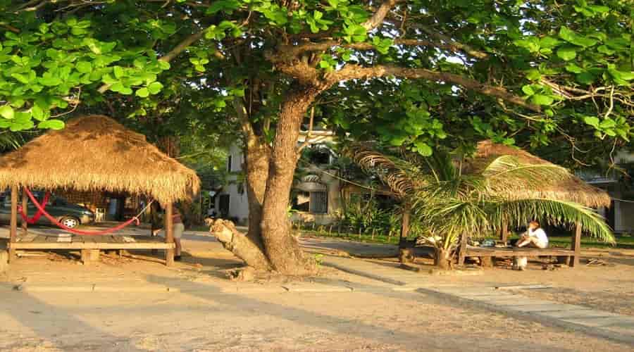 https://mdw-travel-data-us-east-1.s3.amazonaws.com/img/country/Cambodia/Kep-White-Sand-Beach/img_01.jpg