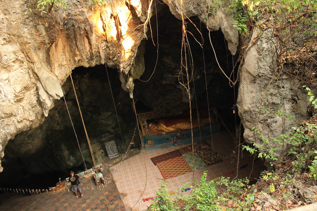 https://mdw-travel-data-us-east-1.s3.amazonaws.com/img/country/Cambodia/Killing-Cave-of-Phnom-Sampeau/img_02.jpg