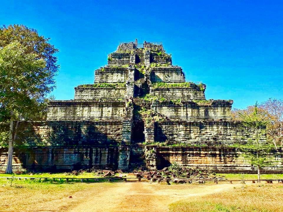 https://mdw-travel-data-us-east-1.s3.amazonaws.com/img/country/Cambodia/Koh-Ker-Temple/img_02.jpg