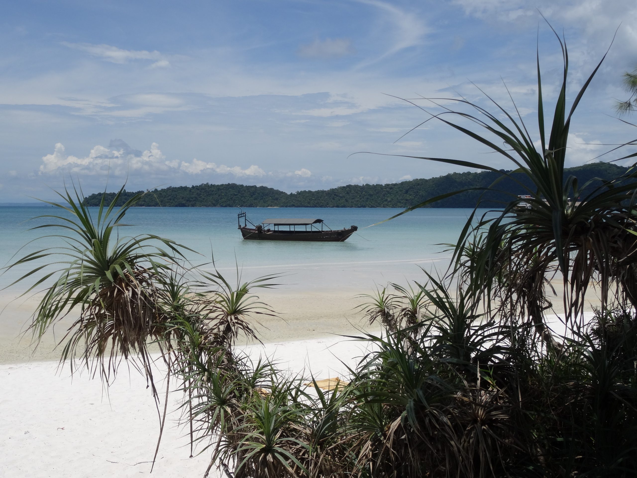 https://mdw-travel-data-us-east-1.s3.amazonaws.com/img/country/Cambodia/Koh-Rong-Samloem/img_04.jpg