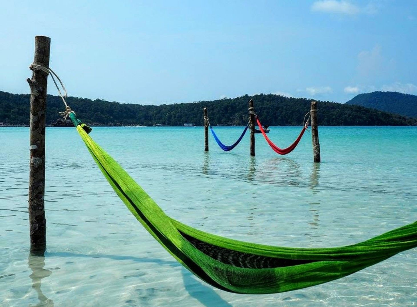 https://mdw-travel-data-us-east-1.s3.amazonaws.com/img/country/Cambodia/Koh-Rong-Sanloem/img_04.jpg