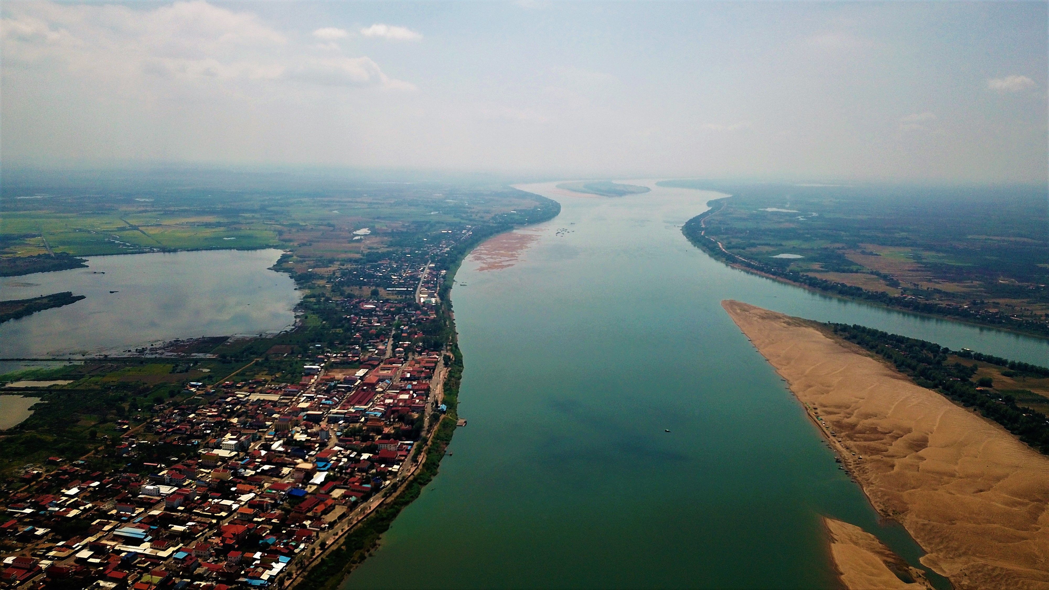 https://mdw-travel-data-us-east-1.s3.amazonaws.com/img/country/Cambodia/Mekong-River/img_01.jpg