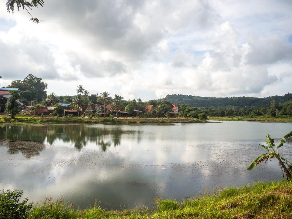 https://mdw-travel-data-us-east-1.s3.amazonaws.com/img/country/Cambodia/Monorom-Lake/img_00.jpg