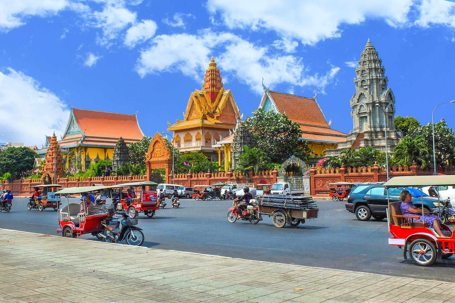 https://mdw-travel-data-us-east-1.s3.amazonaws.com/img/country/Cambodia/Phnom-Bakheng/img_01.jpg
