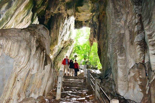 https://mdw-travel-data-us-east-1.s3.amazonaws.com/img/country/Cambodia/Phnom-Chhngok-Cave-Temple/img_03.jpg