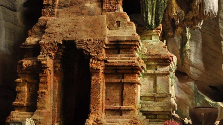 https://mdw-travel-data-us-east-1.s3.amazonaws.com/img/country/Cambodia/Phnom-Chhnok-Cave-Temple/img_02.jpg