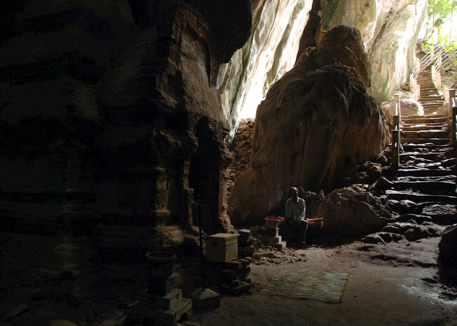 https://mdw-travel-data-us-east-1.s3.amazonaws.com/img/country/Cambodia/Phnom-Chhnok-Cave-Temple/img_03.jpg