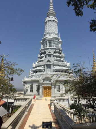 https://mdw-travel-data-us-east-1.s3.amazonaws.com/img/country/Cambodia/Phnom-Daung/img_03.jpg