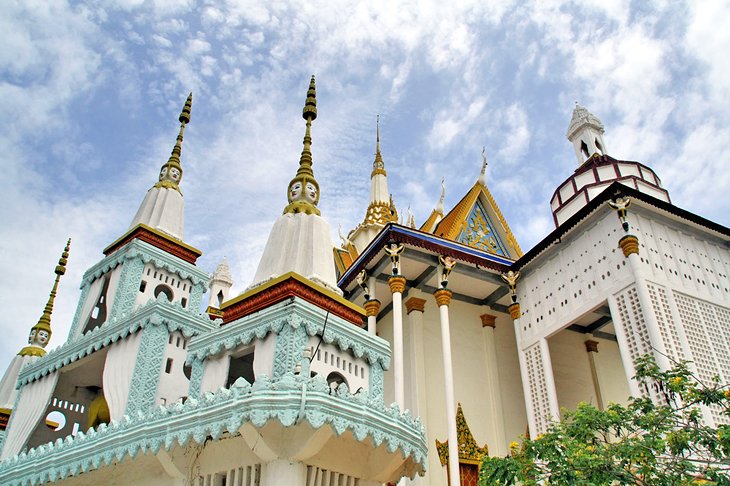 https://mdw-travel-data-us-east-1.s3.amazonaws.com/img/country/Cambodia/Phnom-KChnor/img_03.jpg