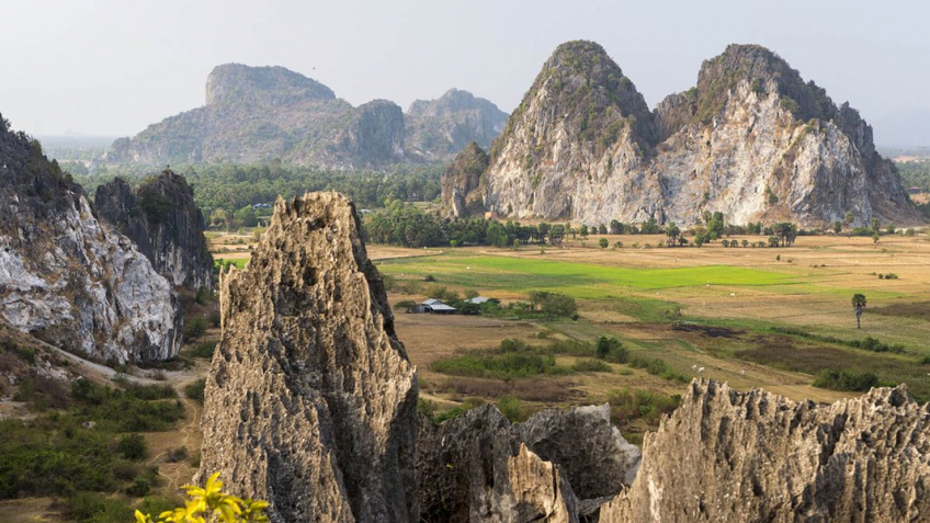 https://mdw-travel-data-us-east-1.s3.amazonaws.com/img/country/Cambodia/Phnom-Kampong-Trach/img_00.jpg