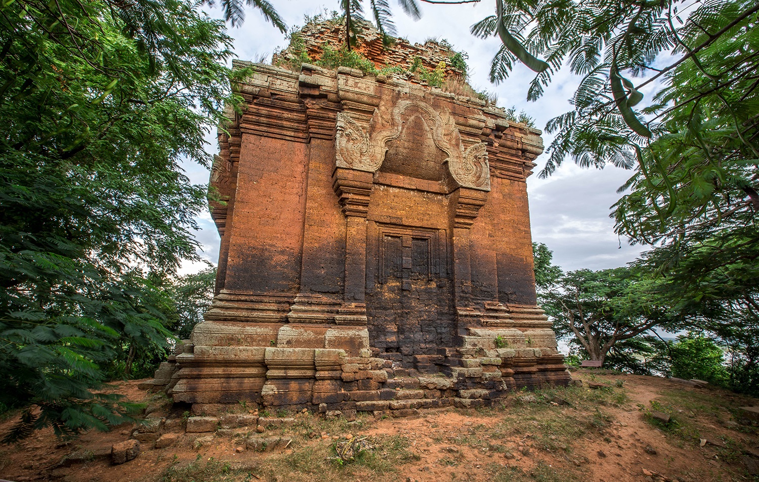 https://mdw-travel-data-us-east-1.s3.amazonaws.com/img/country/Cambodia/Phnom-Kdoung/img_01.jpg
