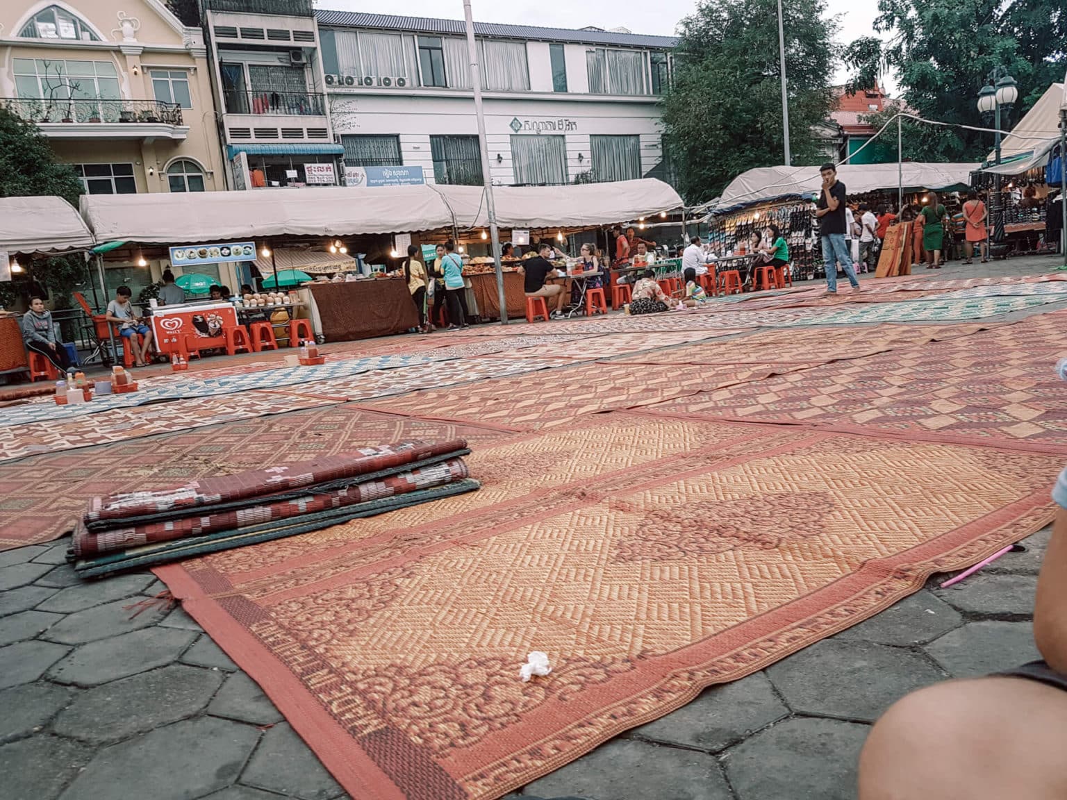 https://mdw-travel-data-us-east-1.s3.amazonaws.com/img/country/Cambodia/Phnom-Penh-Night-Market/img_01.jpg