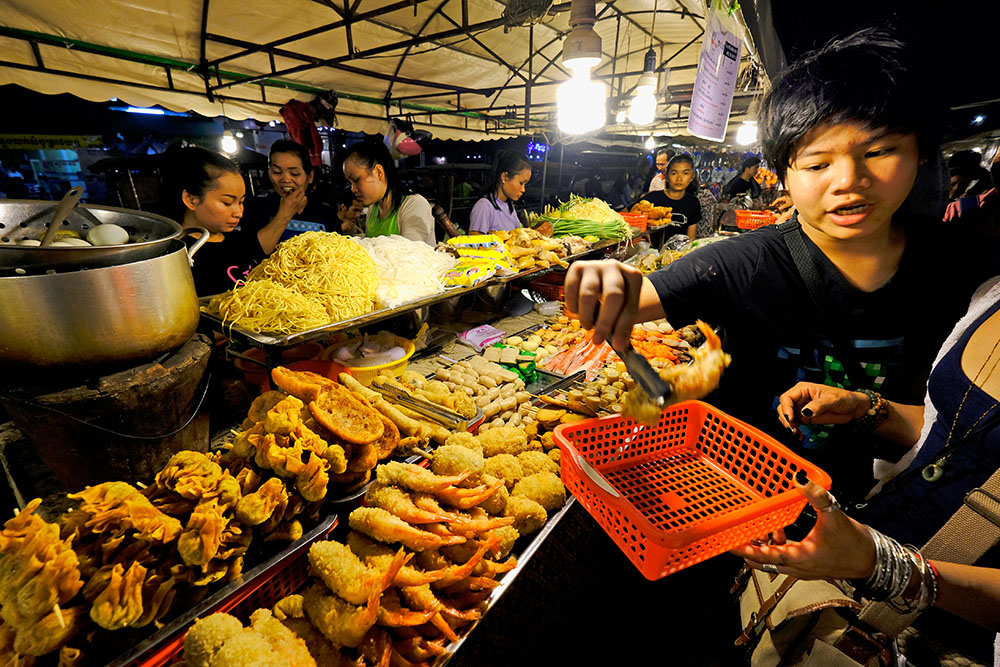 https://mdw-travel-data-us-east-1.s3.amazonaws.com/img/country/Cambodia/Phnom-Penh-Night-Market/img_02.jpg