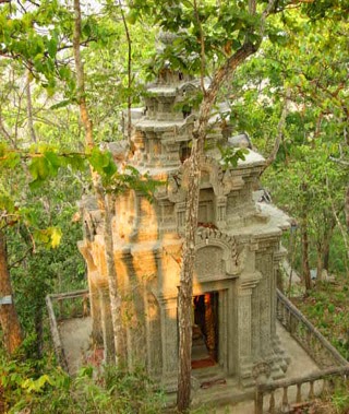 https://mdw-travel-data-us-east-1.s3.amazonaws.com/img/country/Cambodia/Phnom-Sam-Bok-District-School/img_01.jpg