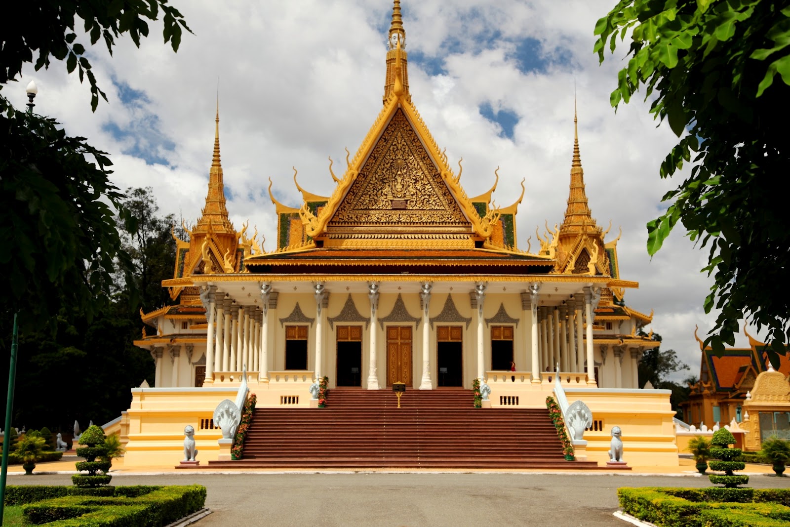https://mdw-travel-data-us-east-1.s3.amazonaws.com/img/country/Cambodia/Phnom-Sampeau/img_02.jpg
