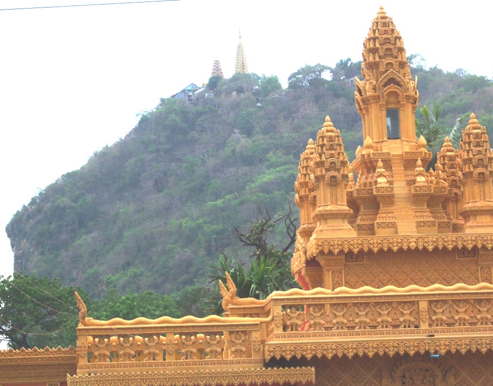 https://mdw-travel-data-us-east-1.s3.amazonaws.com/img/country/Cambodia/Phnom-Sampeau/img_04.jpg