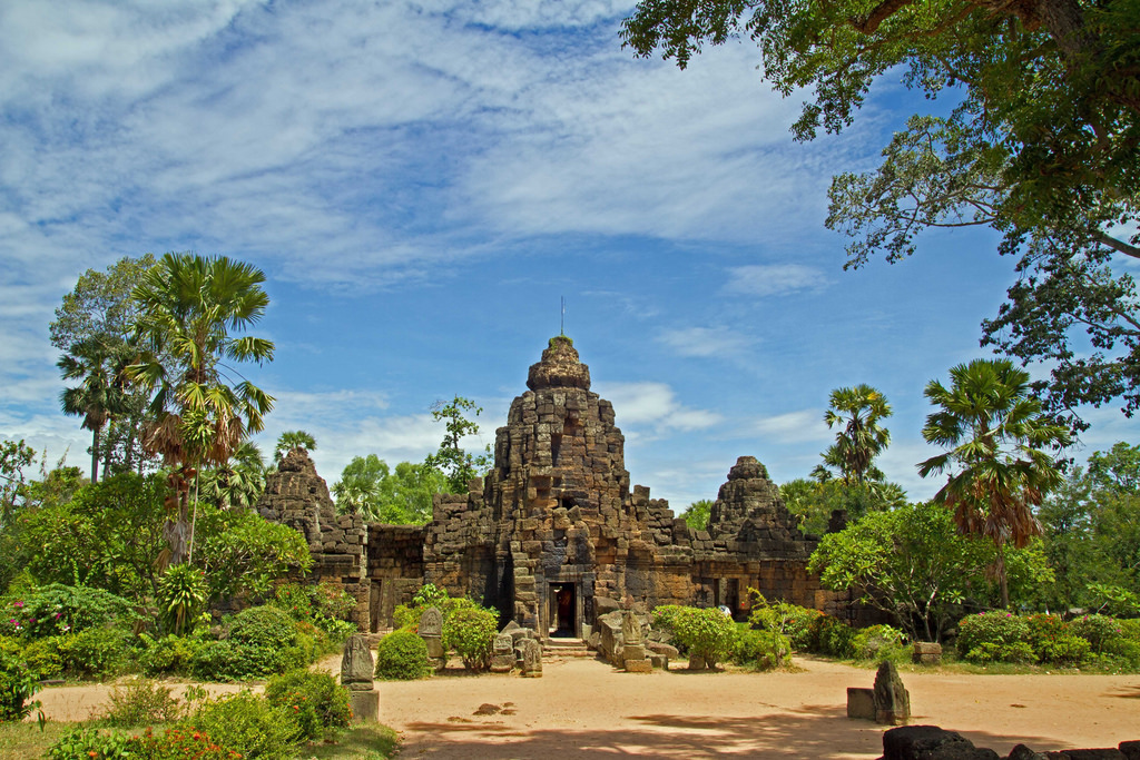 https://mdw-travel-data-us-east-1.s3.amazonaws.com/img/country/Cambodia/Phnom-Taoh/img_02.jpg