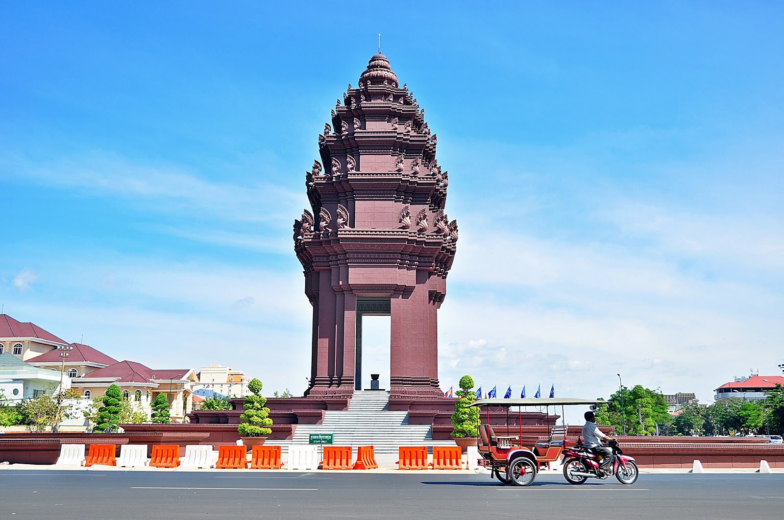 https://mdw-travel-data-us-east-1.s3.amazonaws.com/img/country/Cambodia/Phnom-Vor/img_01.jpg