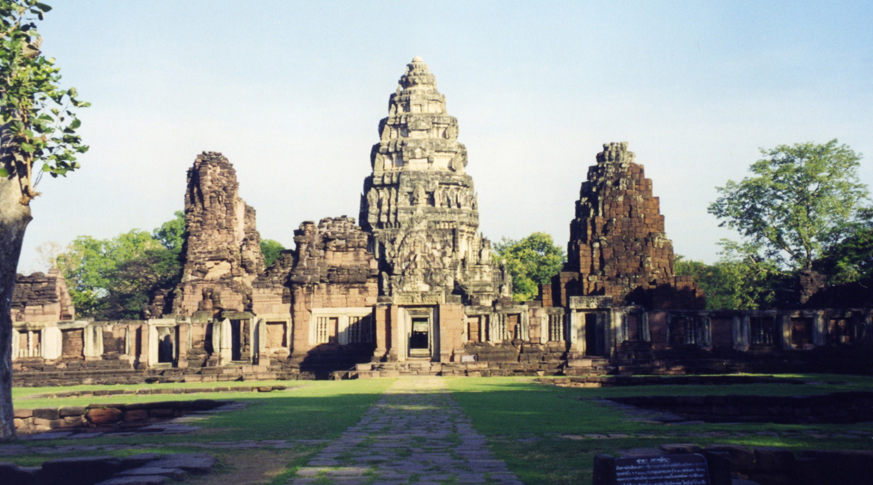 https://mdw-travel-data-us-east-1.s3.amazonaws.com/img/country/Cambodia/Prasat-Andong-Khmer/img_02.jpg