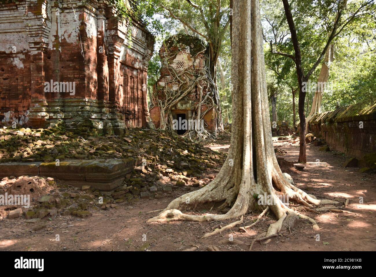 https://mdw-travel-data-us-east-1.s3.amazonaws.com/img/country/Cambodia/Prasat-Bram/img_02.jpg