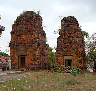 https://mdw-travel-data-us-east-1.s3.amazonaws.com/img/country/Cambodia/Prasat-Neang-Khmau/img_02.jpg