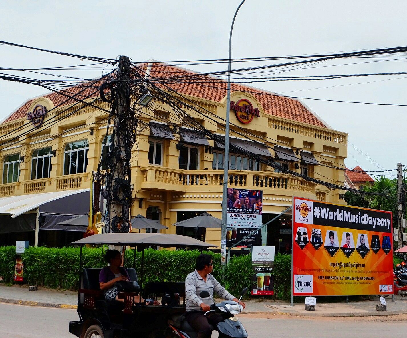 https://mdw-travel-data-us-east-1.s3.amazonaws.com/img/country/Cambodia/Rocky-Cafe/img_03.jpg