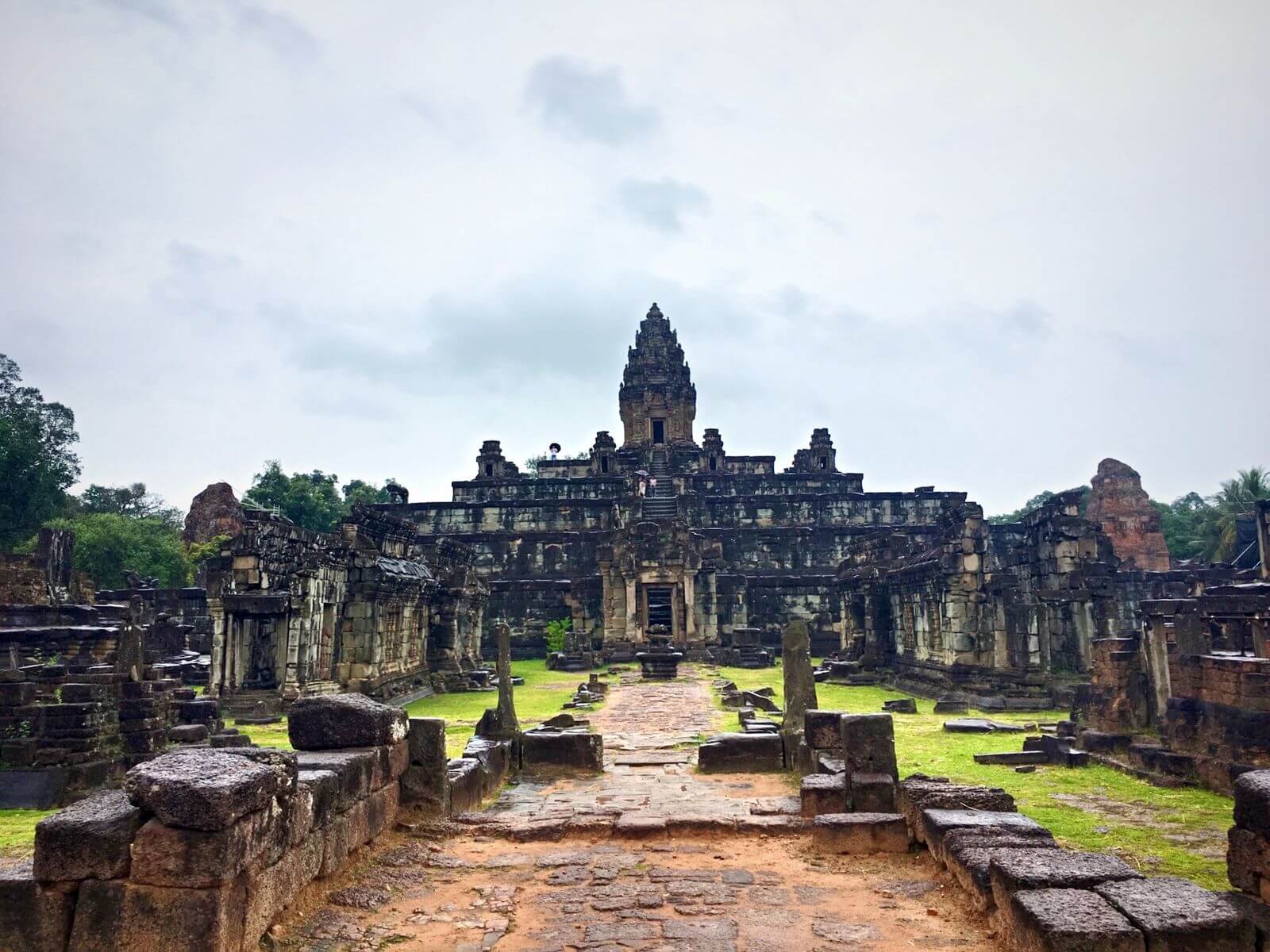 https://mdw-travel-data-us-east-1.s3.amazonaws.com/img/country/Cambodia/Roluos-Group/img_03.jpg