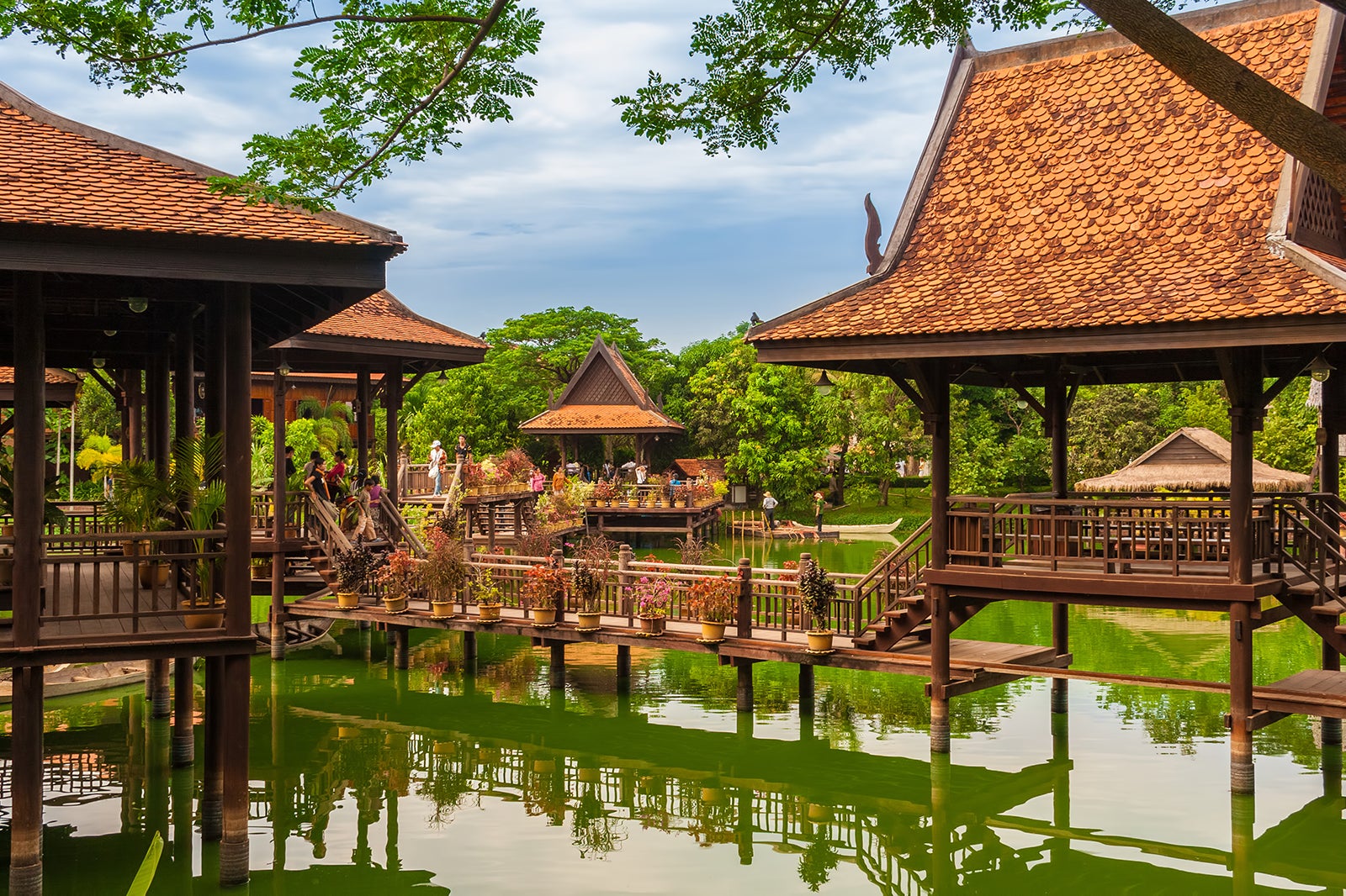 https://mdw-travel-data-us-east-1.s3.amazonaws.com/img/country/Cambodia/Roluos-Village/img_02.jpg