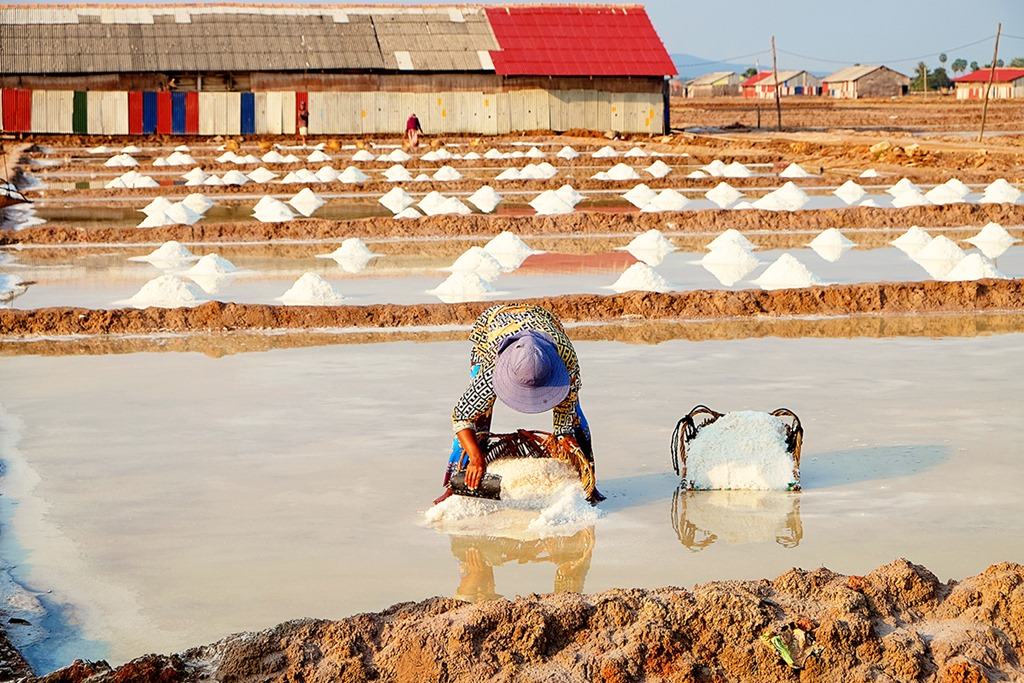 https://mdw-travel-data-us-east-1.s3.amazonaws.com/img/country/Cambodia/Salt-Fields-of-Kampot/img_01.jpg