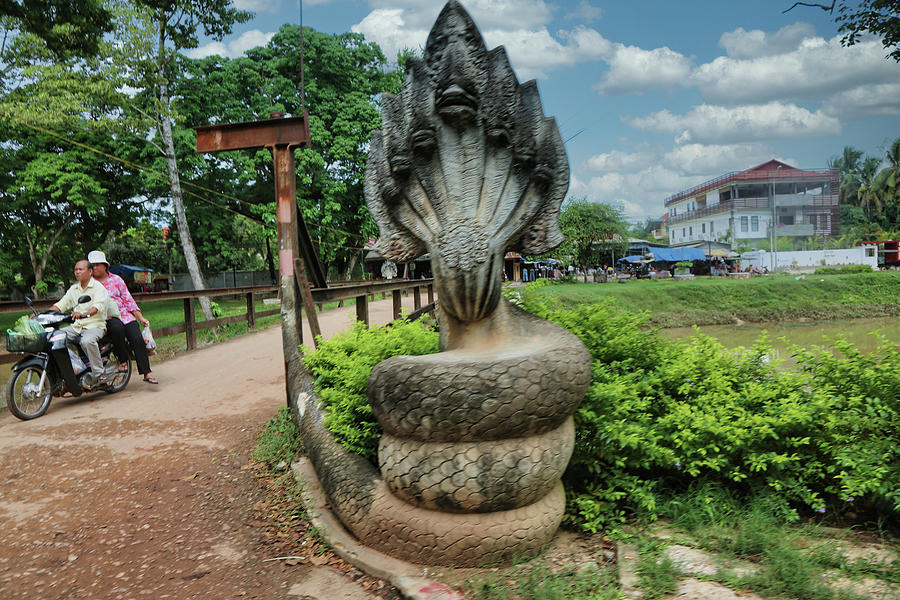 https://mdw-travel-data-us-east-1.s3.amazonaws.com/img/country/Cambodia/Seven-Headed-Nagas/img_02.jpg