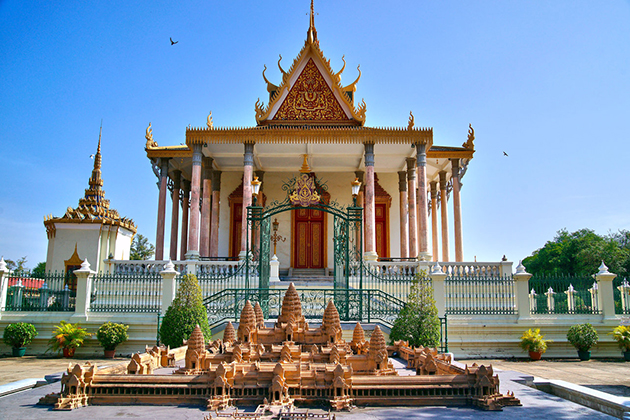 https://mdw-travel-data-us-east-1.s3.amazonaws.com/img/country/Cambodia/Silver-Pagoda/img_02.jpg