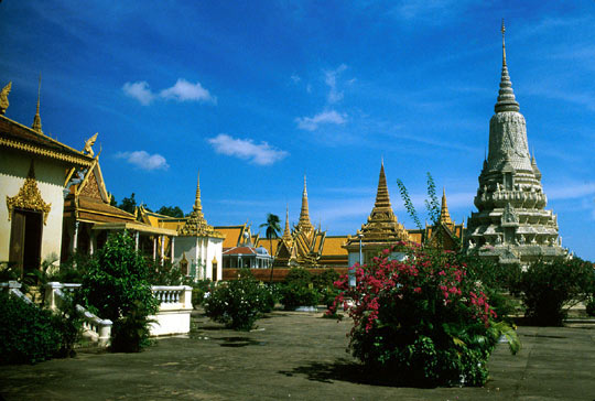 https://mdw-travel-data-us-east-1.s3.amazonaws.com/img/country/Cambodia/Silver-Pagoda/img_03.jpg