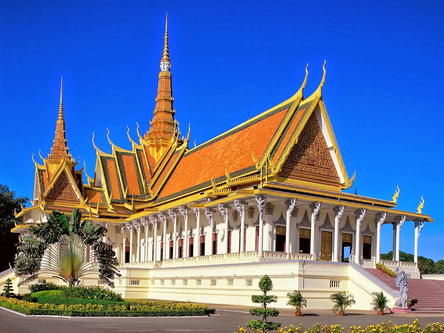 https://mdw-travel-data-us-east-1.s3.amazonaws.com/img/country/Cambodia/Silver-Pagoda/img_05.jpg