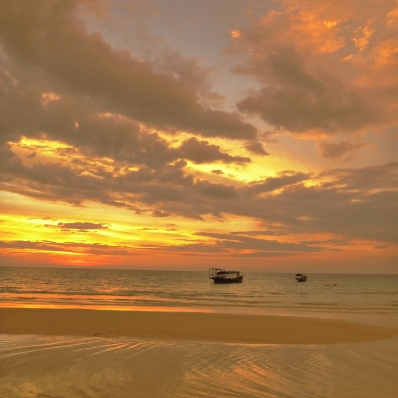 https://mdw-travel-data-us-east-1.s3.amazonaws.com/img/country/Cambodia/Sunset-at-Koh-Rong-Samloem/img_02.jpg