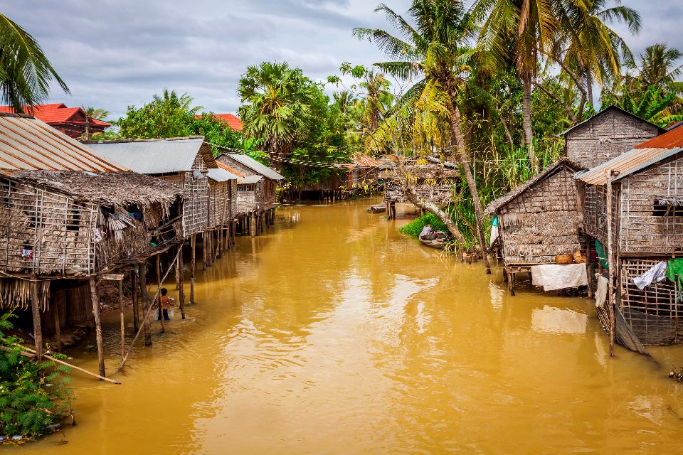 https://mdw-travel-data-us-east-1.s3.amazonaws.com/img/country/Cambodia/Tonle-Sap-Lake/img_02.jpg