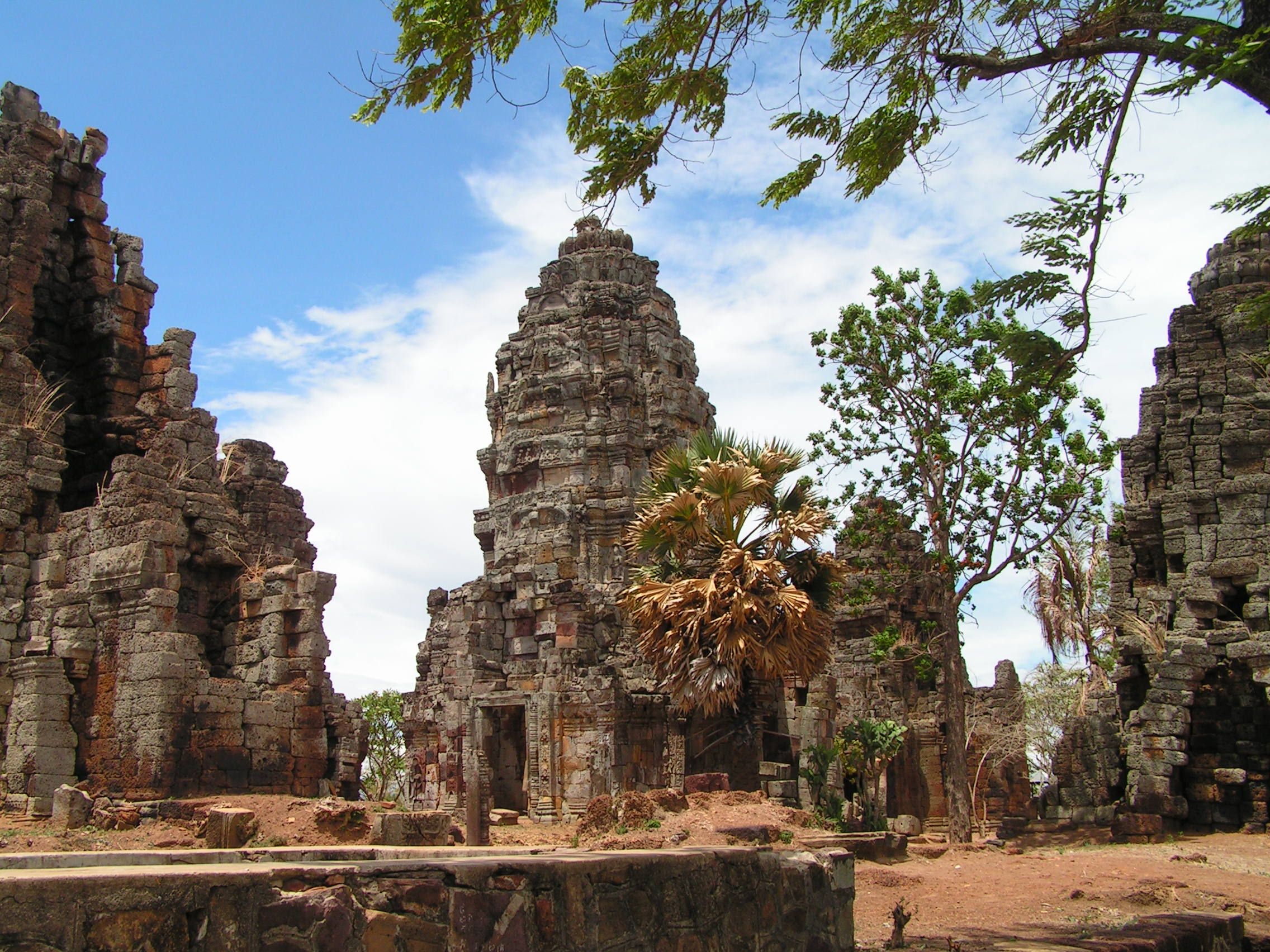 https://mdw-travel-data-us-east-1.s3.amazonaws.com/img/country/Cambodia/Wat-Banan-Temple/img_02.jpg