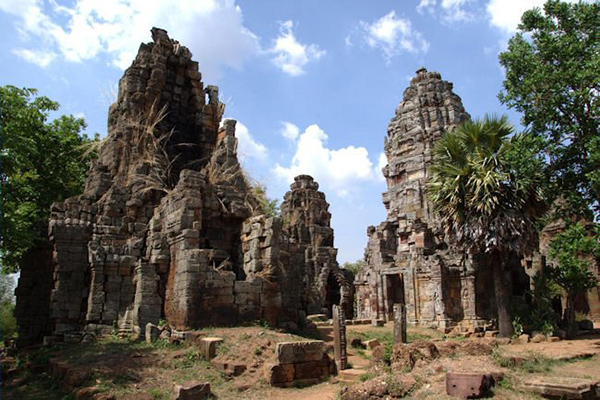 https://mdw-travel-data-us-east-1.s3.amazonaws.com/img/country/Cambodia/Wat-Banan/img_02.jpg