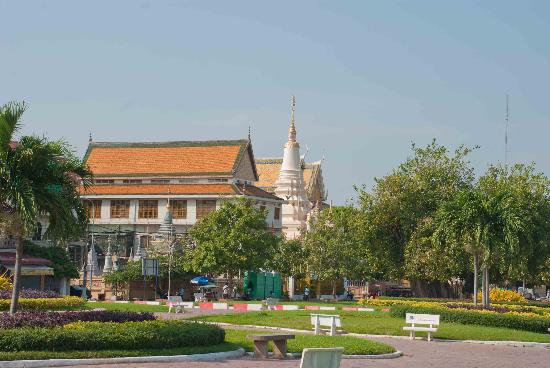 https://mdw-travel-data-us-east-1.s3.amazonaws.com/img/country/Cambodia/Wat-Botum-Park/img_04.jpg