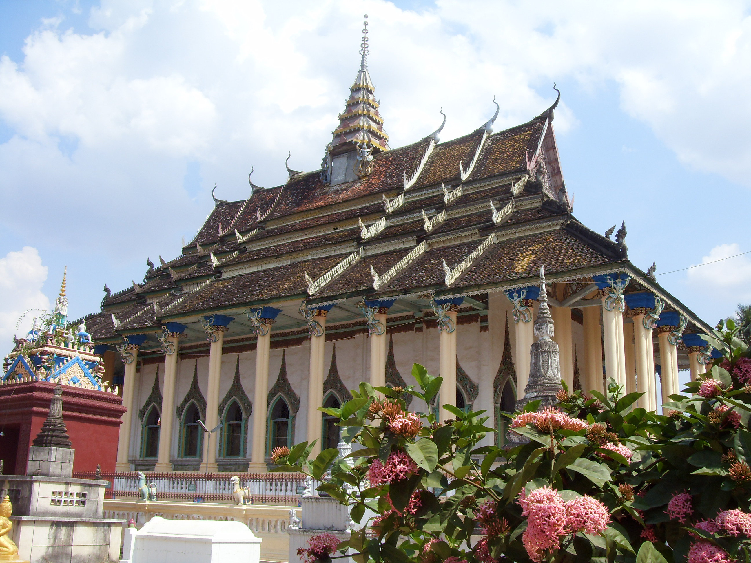 https://mdw-travel-data-us-east-1.s3.amazonaws.com/img/country/Cambodia/Wat-Damrey-Sor/img_01.jpg