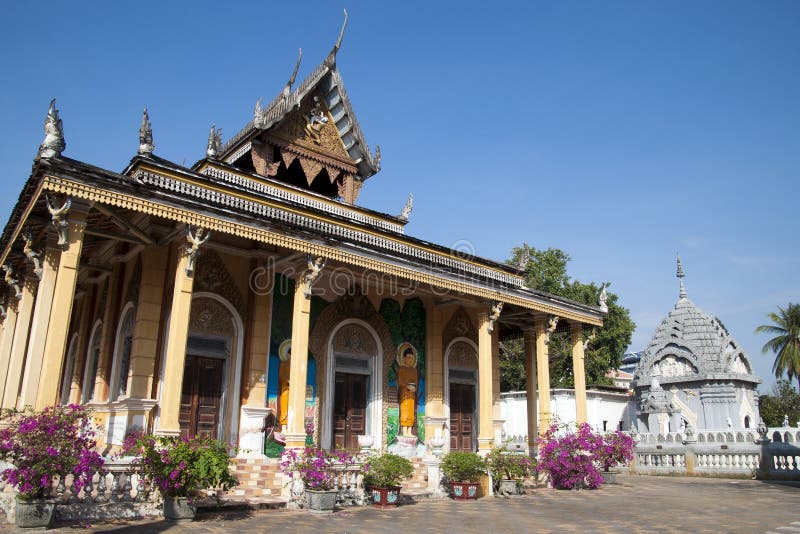 https://mdw-travel-data-us-east-1.s3.amazonaws.com/img/country/Cambodia/Wat-Kandal-Temple/img_02.jpg