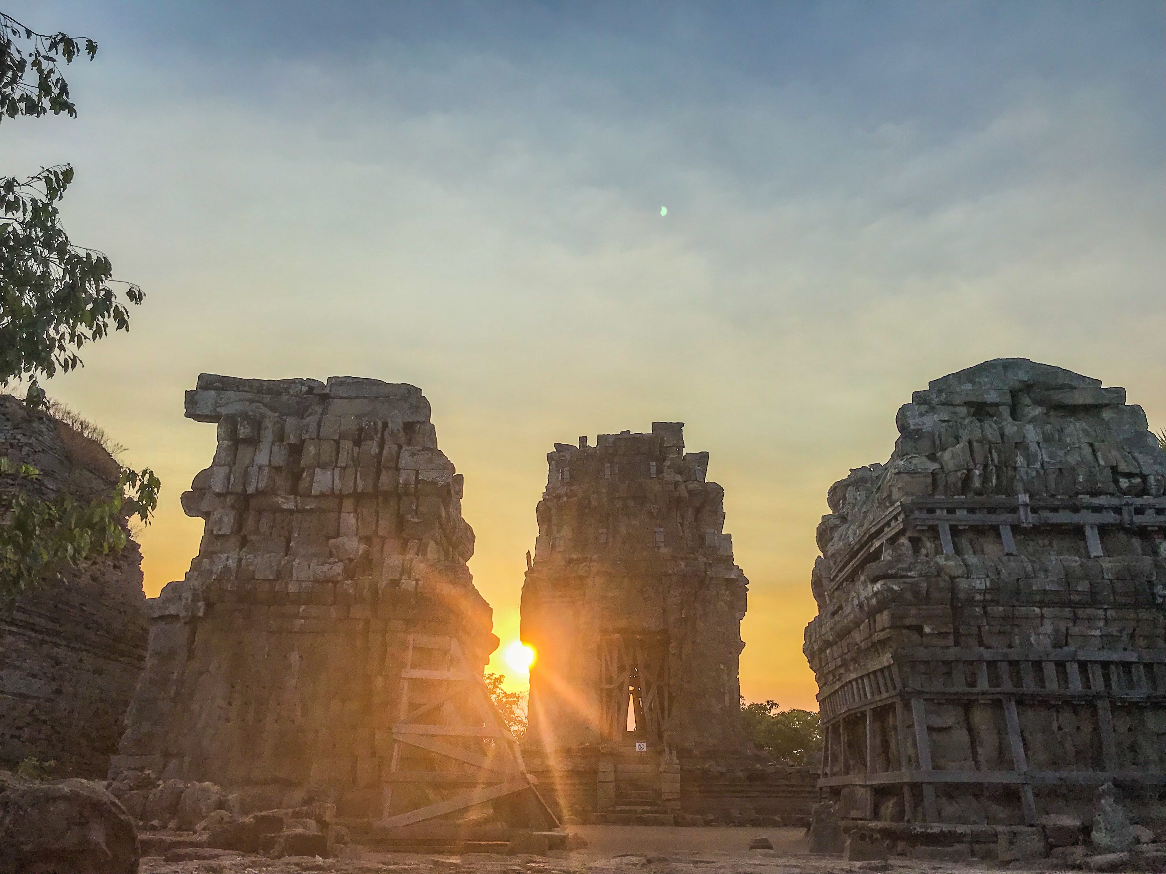 https://mdw-travel-data-us-east-1.s3.amazonaws.com/img/country/Cambodia/Wat-Krom-Temple/img_01.jpg
