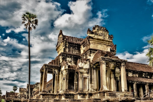 https://mdw-travel-data-us-east-1.s3.amazonaws.com/img/country/Cambodia/Wat-Krom-Temple/img_02.jpg